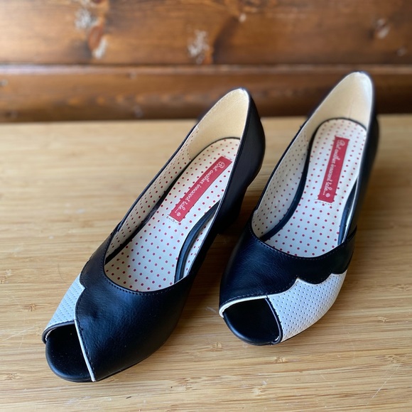 B.A.I.T 1940s inspired two-tone heels - Picture 6 of 8